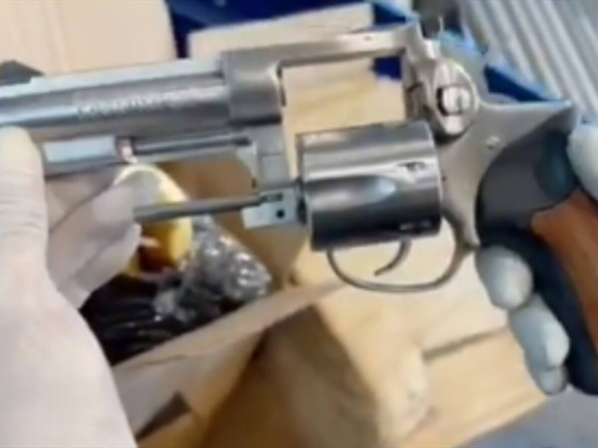 Incautan dos armas de fuego provenientes de Miami en el Aeropuerto El Dorado