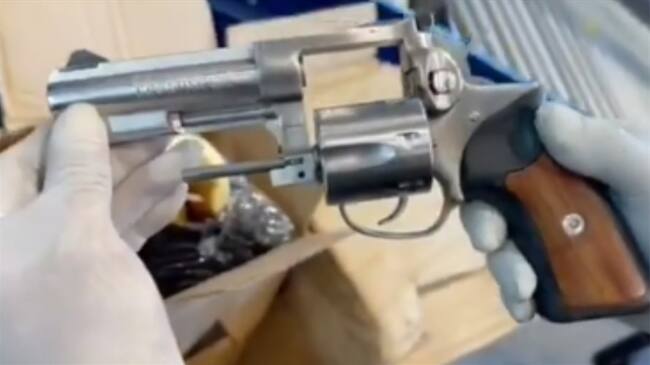 Incautan dos armas de fuego provenientes de Miami en el Aeropuerto el Dorado. Foto: Twitter @PoliciaAduanera