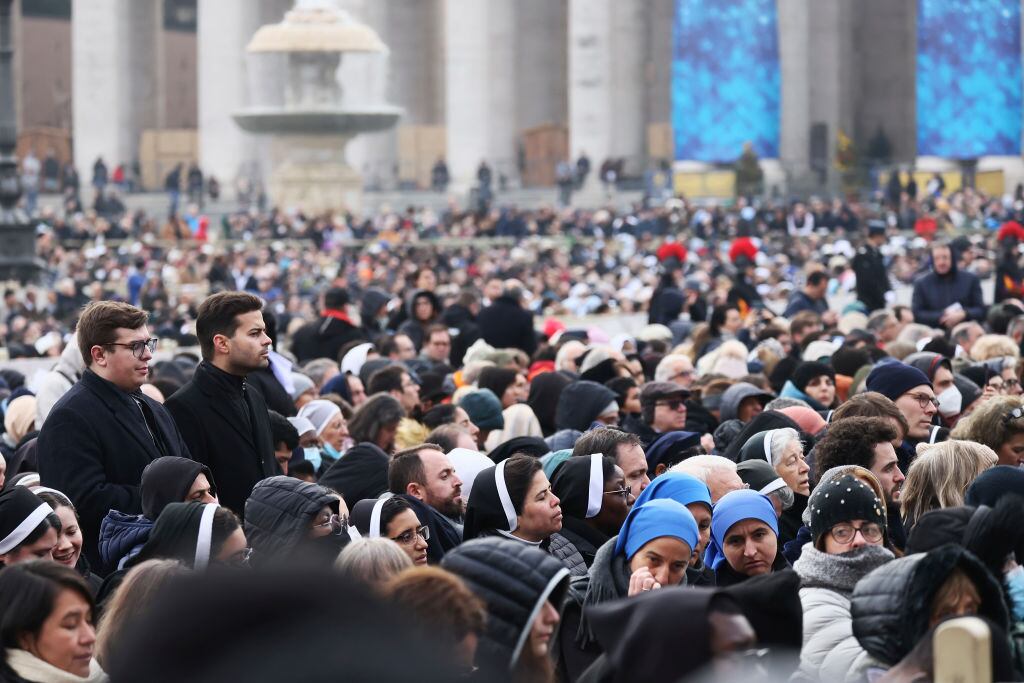 VATICAN CITY, VATICAN - JANUARY 05: Faithful attend the funeral mass for Pope Emeritus Benedict XVI at St. (Photo by Ernesto Ruscio/Getty Images)