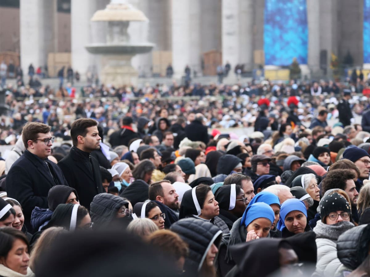 Cerca de 50.000 personas asistieron al último día de funeral de Benedicto XVI