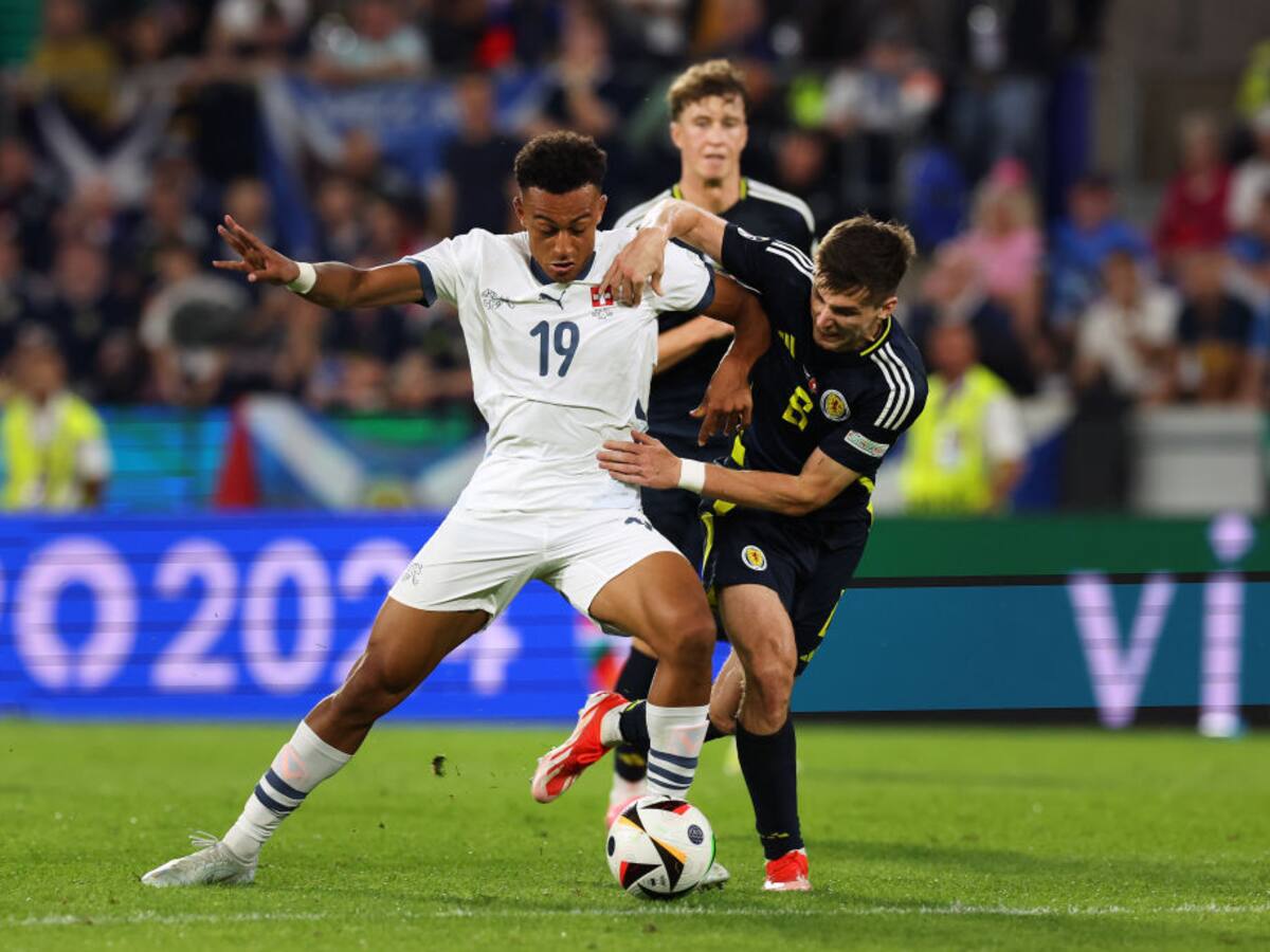 Suiza aplazó su clasificación a octavos de la Eurocopa tras empatar 1-1 con Escocia