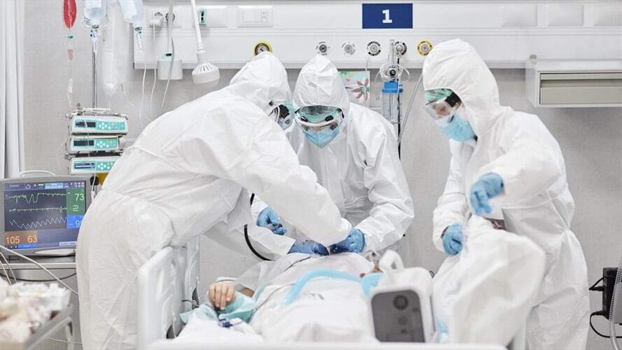 Imagen de referencia de una persona en UCI por COVID-19. Foto: Getty Images / Morsa Images