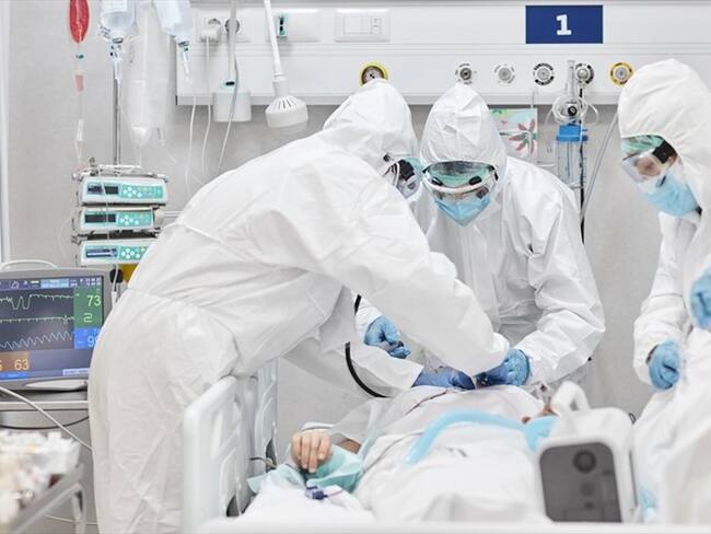Imagen de referencia de una persona en UCI por COVID-19. Foto: Getty Images / Morsa Images