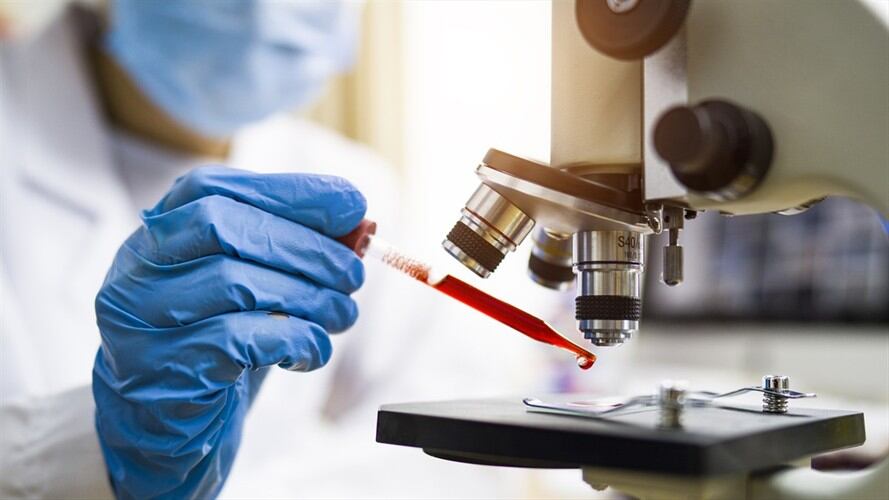 Vuelve a funcionar máquina que analiza muestra de Covid-19 Foto: Getty Images