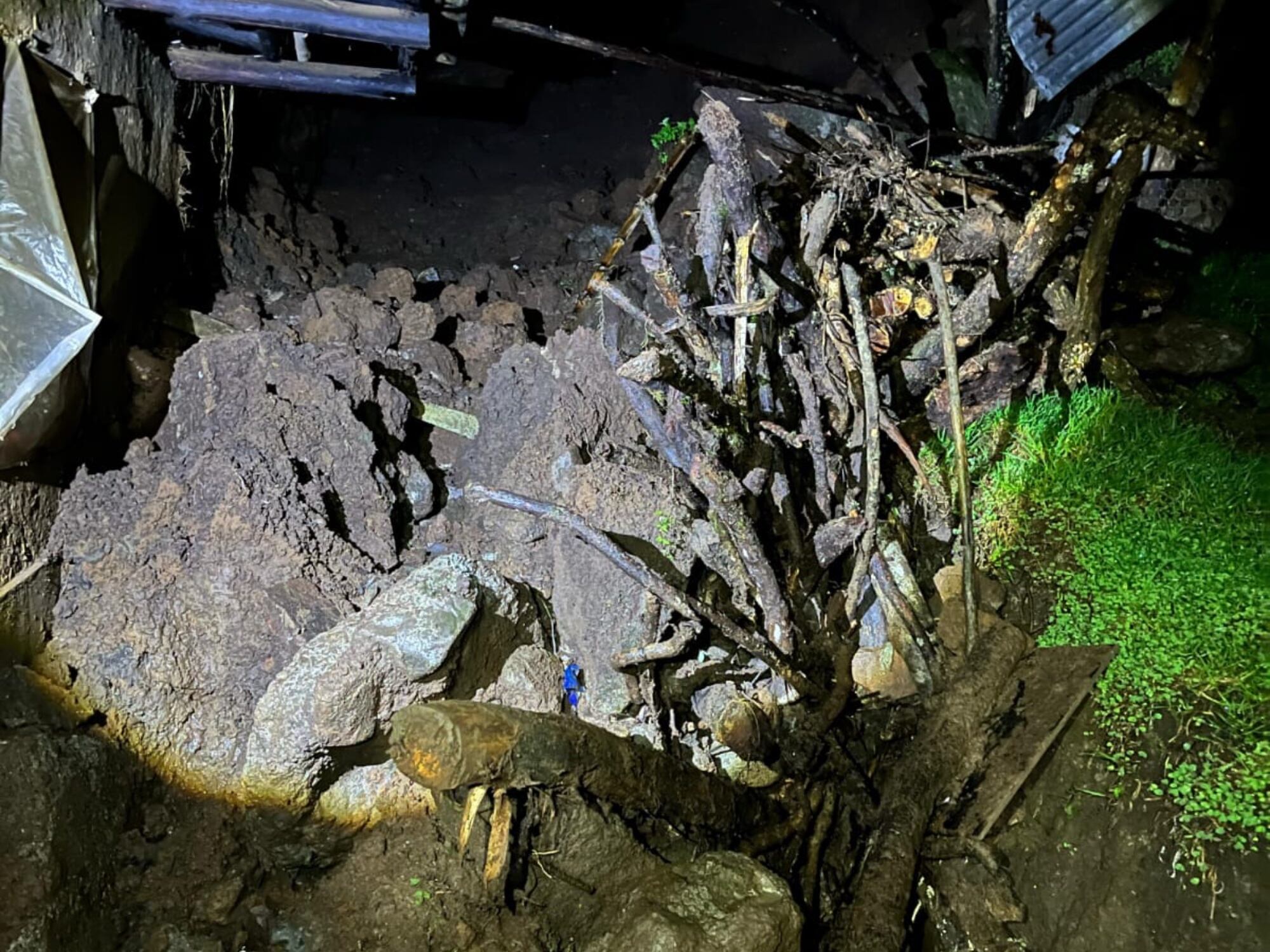 Daños generados por el derrumbe.