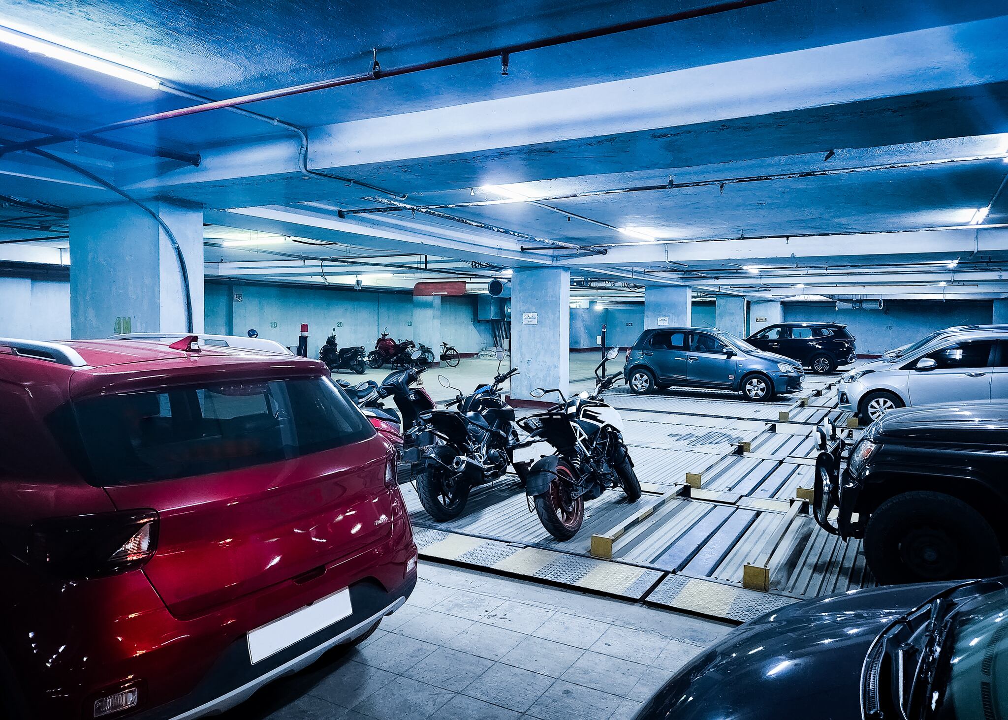 Imagen de referencia de carros y motos. Foto: Getty Images.