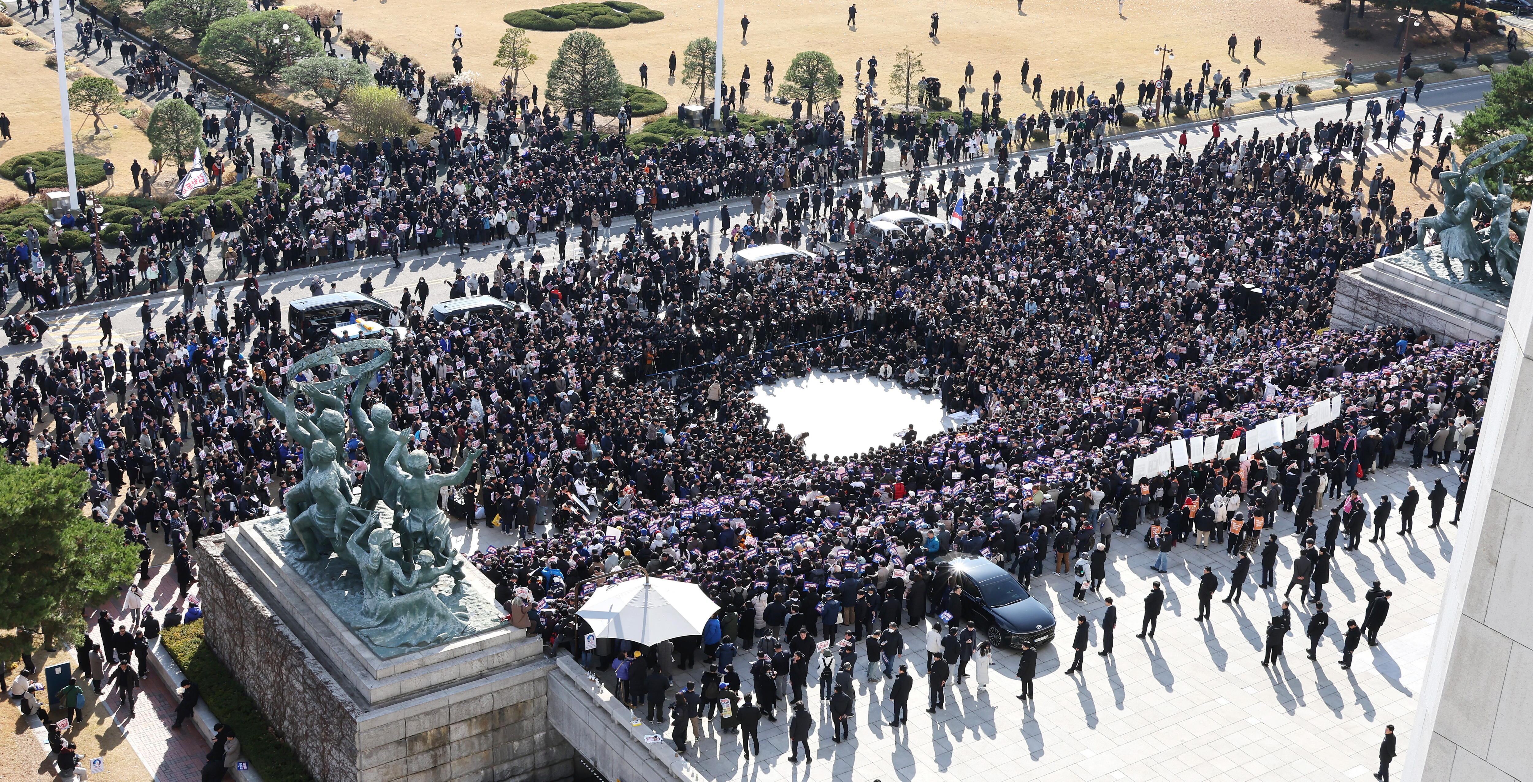 Seoul (Korea, Republic Of), 04/12/2024.- Opposition lawmakers and members of a civic organization hold a rally demanding President Yoon Suk Yeol resign over his declaration of martial law, which he revoked hours later, in front of the National Assembly. EFE/EPA/YONHAP SOUTH KOREA OUT