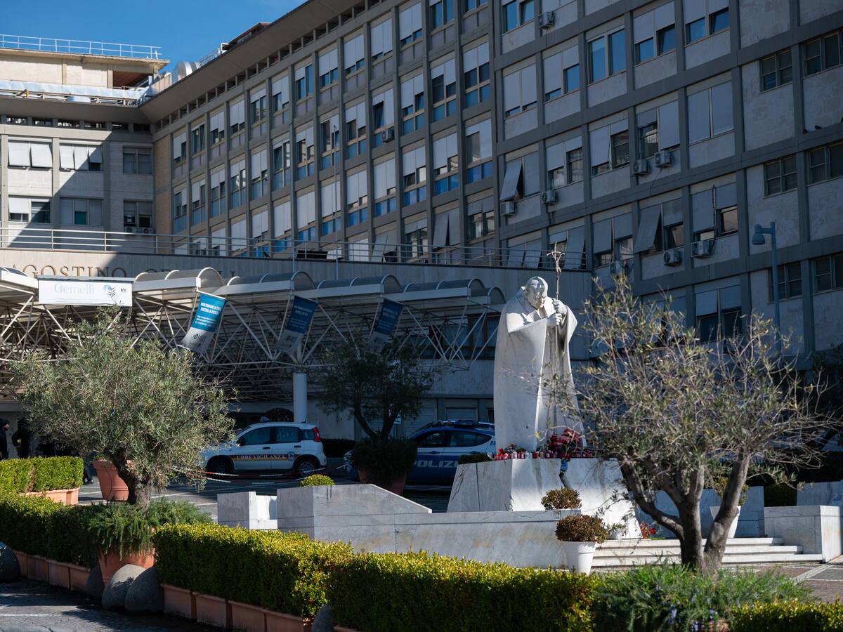 El papa Francisco continúa con la fisioterapia motora y el tratamiento sin ventilación mecánica