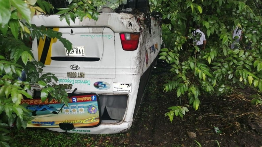 Dos adolescentes heridos deja accidente de bus en la vía Cartago - Tuluá. Foto: