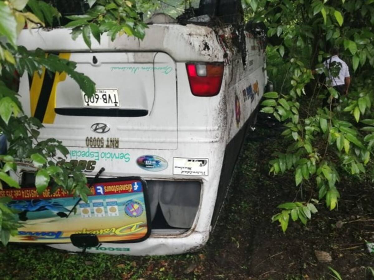 Dos adolescentes heridos deja accidente de bus en la vía Cartago - Tuluá