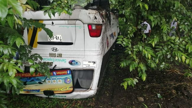 Dos adolescentes heridos deja accidente de bus en la vía Cartago - Tuluá. Foto: