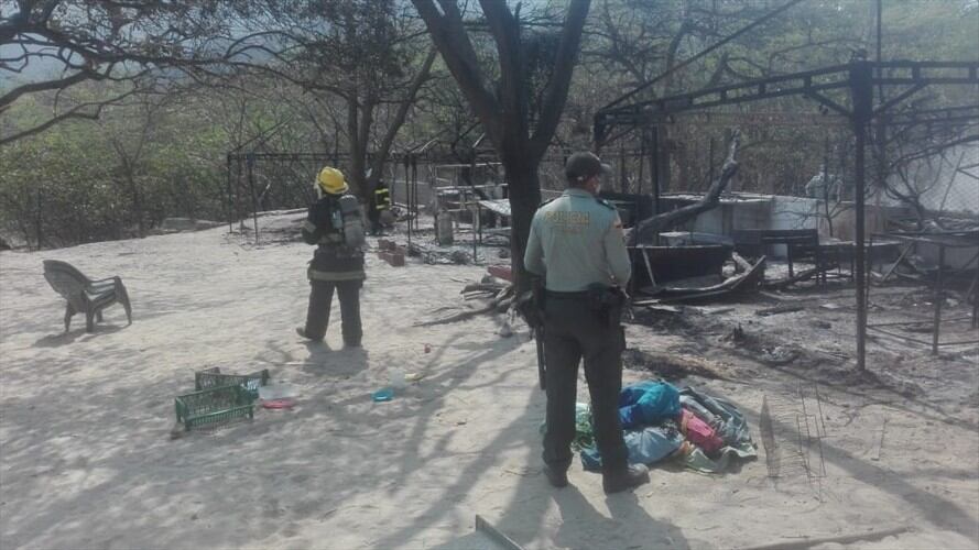 Una llamada a la línea 123 alertó a la Policía Metropolitana de Santa Marta y a Parques Nacionales Naturales de Colombia sobre un incendio dentro del Parque Tayrona. Foto: Policía Nacional
