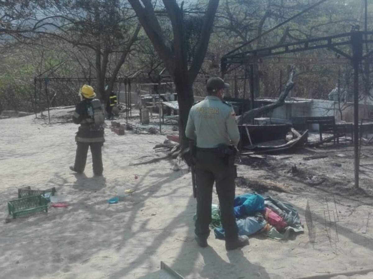 Investigan extraña incineración de cabañas en Bahía Concha