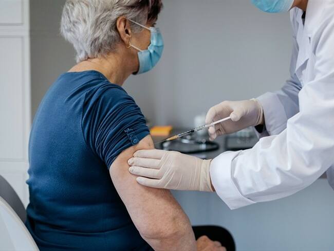 ¿Cuánto tiempo se debe esperar para vacunarse tras contagiarse con COVID-19?. Foto: Getty Images/ doble-d