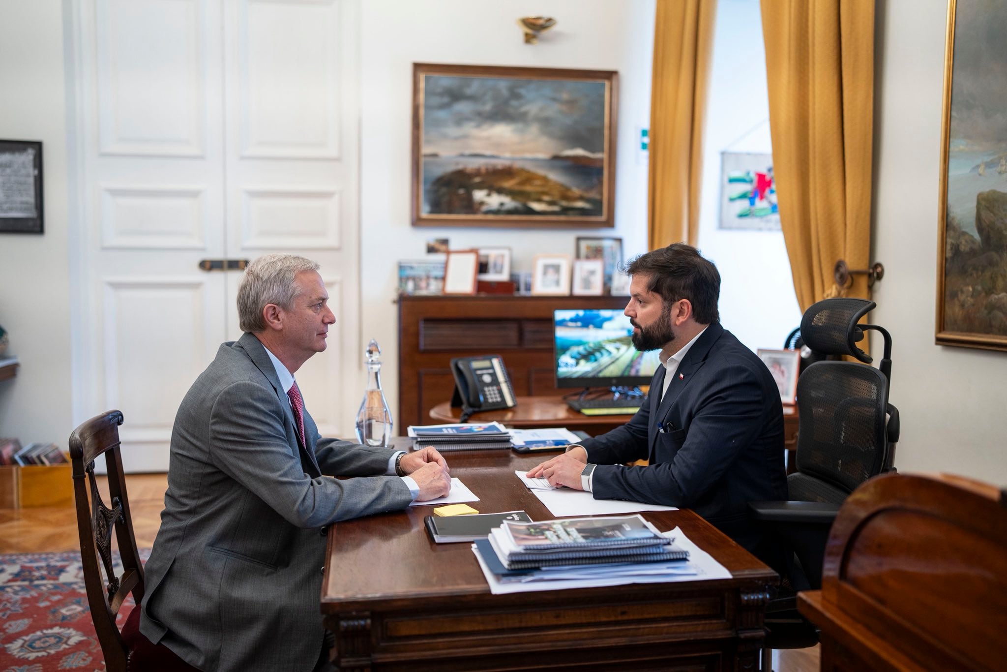 El presidente de Chile, Gabriel Boric, y el presidente electo para el periodo 2026-2031, José Antonio Kast, en el Palacio de la Moneda. FOTO: Gabriel Boric Font/X