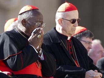 El secretario de Estado del Vaticano, cardenal Tarciso Bertone (derecha), asiste a la última audiencia pública del pontificado del papa Benedicto XVI.