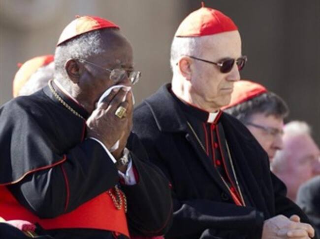 El secretario de Estado del Vaticano, cardenal Tarciso Bertone (derecha), asiste a la última audiencia pública del pontificado del papa Benedicto XVI.