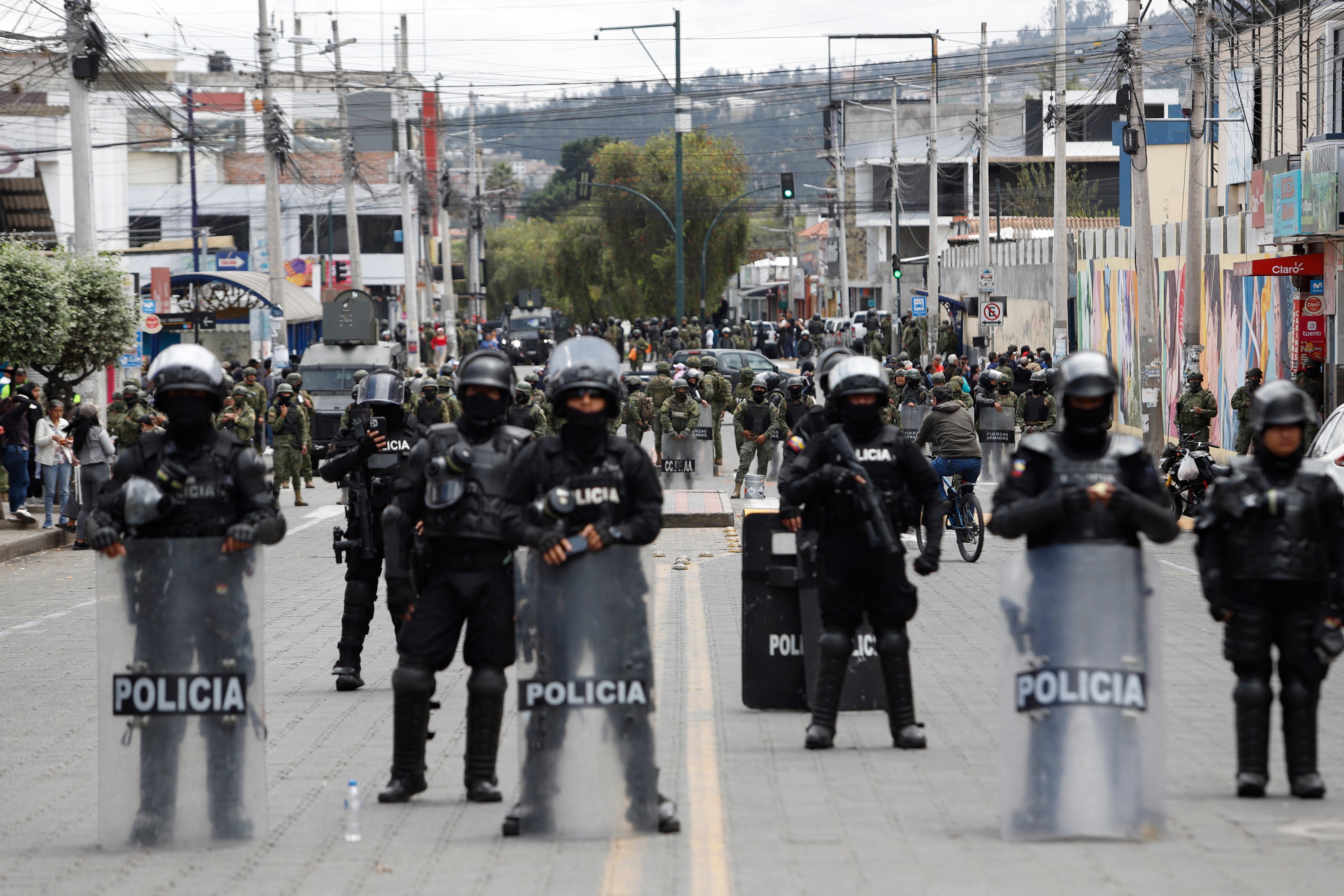 Oficiales de Ecuador en las protestas ecuatorianas. Foto: Felipe Stanley/Agencia Press South/Getty Images