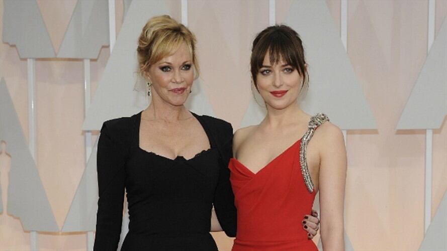 Dakota Johnson lanza un guiño a su madre Melanie Griffith en '50 sombras más oscuras'. Foto: Bang Media
