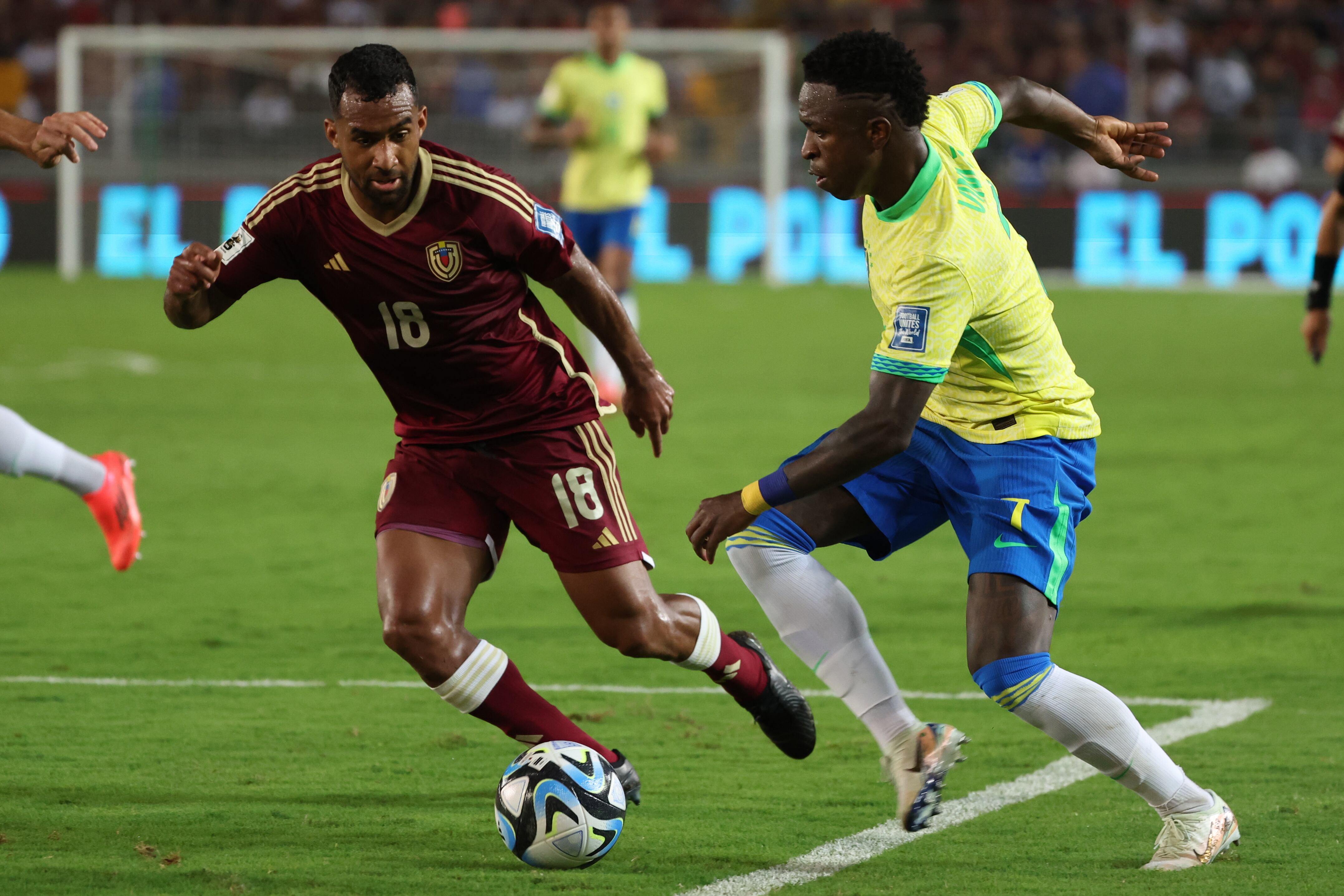 Cristian Cásseres (i) de Venezuela disputa el balón con Vinícius Jr. de Brasil, este jueves durante un partido de las eliminatorias sudamericanas al Mundial de Fútbol 2026, en el estadio Monumental, en Maturín (Venezuela). EFE/ Miguel Gutiérrez