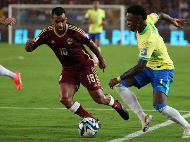 Cristian Cásseres (i) de Venezuela disputa el balón con Vinícius Jr. de Brasil, este jueves durante un partido de las eliminatorias sudamericanas al Mundial de Fútbol 2026, en el estadio Monumental, en Maturín (Venezuela). EFE/ Miguel Gutiérrez
