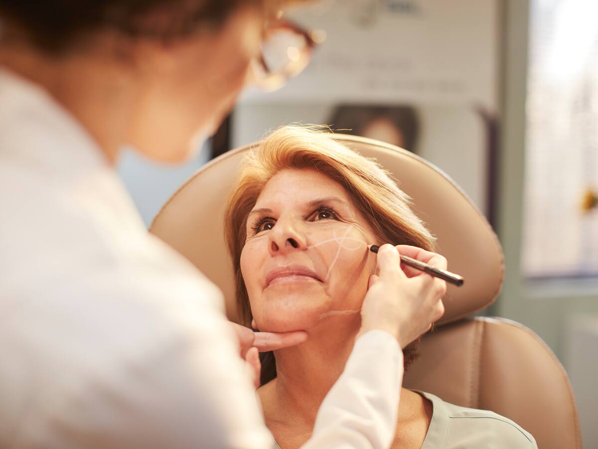 ¿Es posible estirarse la piel de la cara sin cirugía? Profesional explicó el tensado facial