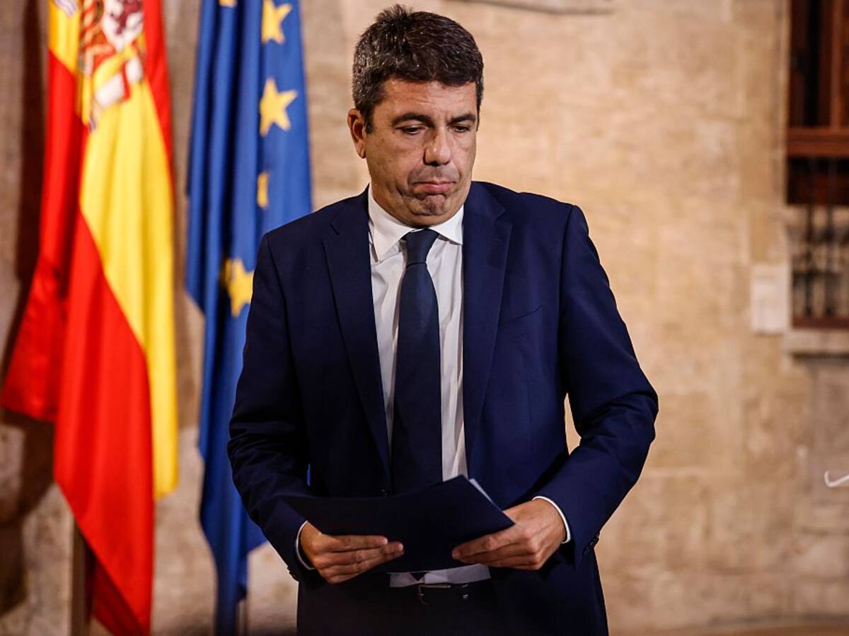 Dimite presidente regional de Valencia un año después de inundaciones que causaron 229 muertos