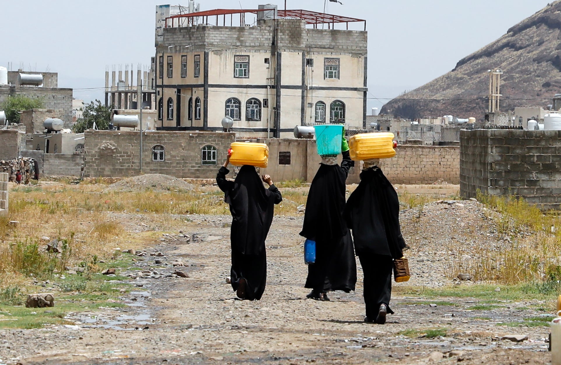 Mujeres transportando agua en Saná, capital de Yemen.
