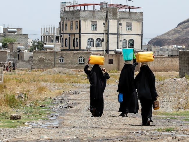 Mujeres transportando agua en Saná, capital de Yemen.