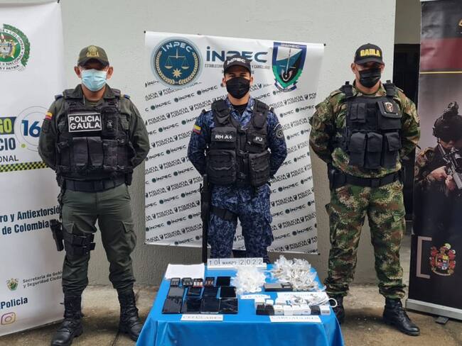 Incautan 13 celulares en uno de los patios de la cárcel Las Mercedes de Montería. Foto: Policía.