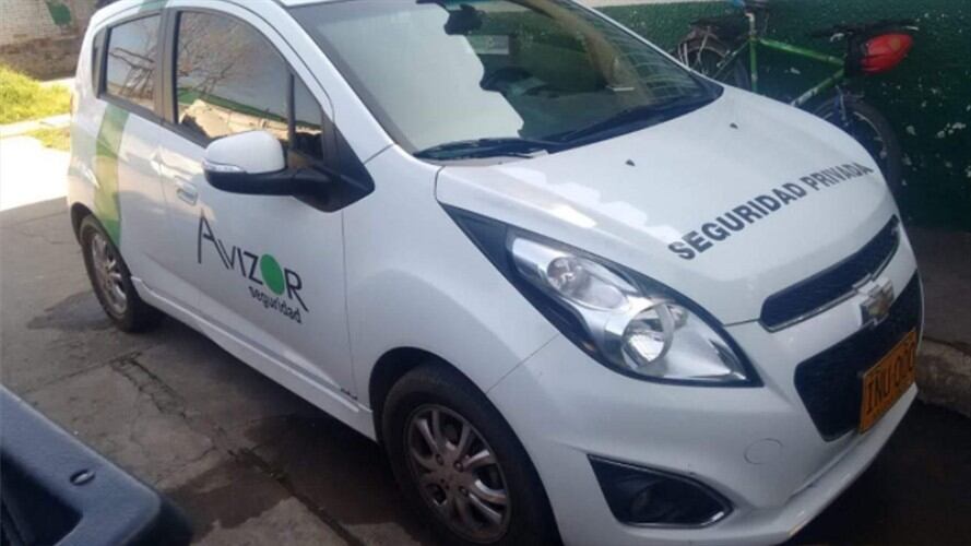 Los dos funcionarios se movilizaban en este automotor de color blanco . Foto: Cortesía