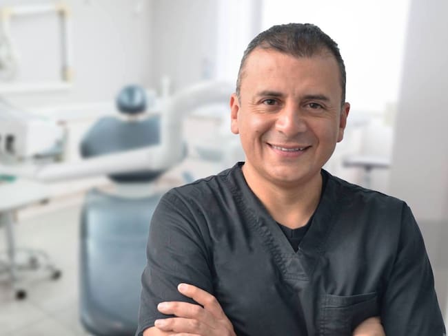 Soluciones W: Odontólogo dona tratamiento integral para taxista de 59 años