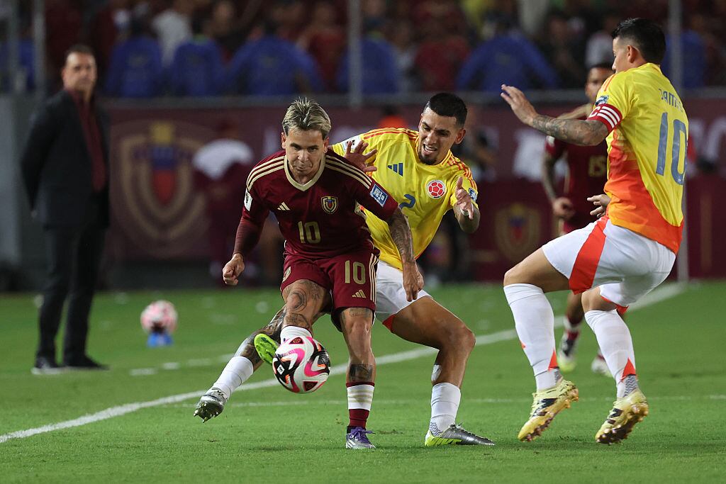 Daniel Muñoz y James Rodríguez, de Colombia, y Yeferson Soteldo, de Venezuela. (Photo by Edilzon Gamez/Getty Images)