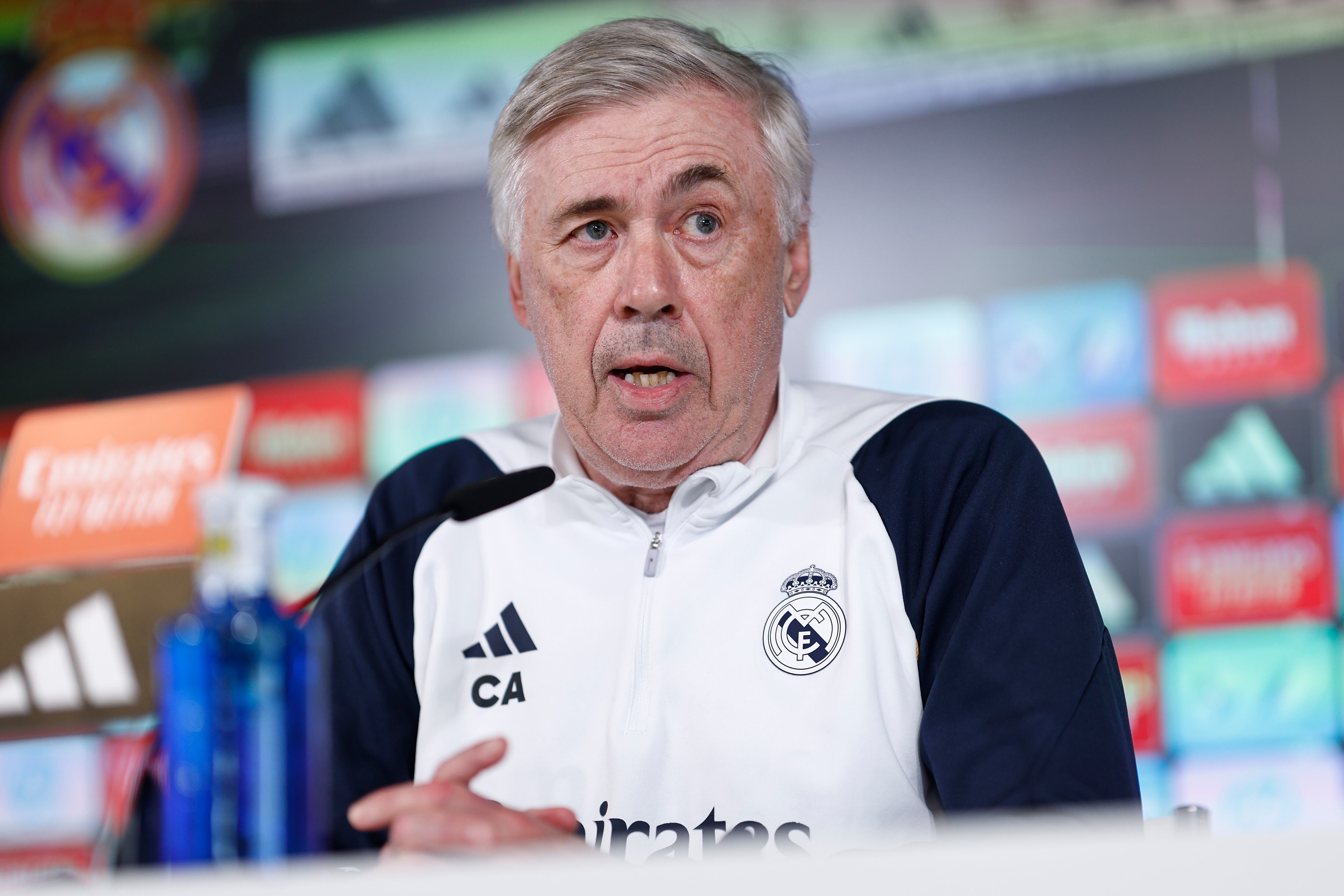 MADRID, 03/02/2024.- El entrenador del Real Madrid, Carlo Ancelotti (c), durante la rueda de prensa posterior al entrenamiento del equipo en la Ciudad deportiva del club en Valdebebas, Madrid, este sábado, en la víspera del derbi de LaLiga contra el Atlético de Madrid. EFE/Rodrigo Jiménez