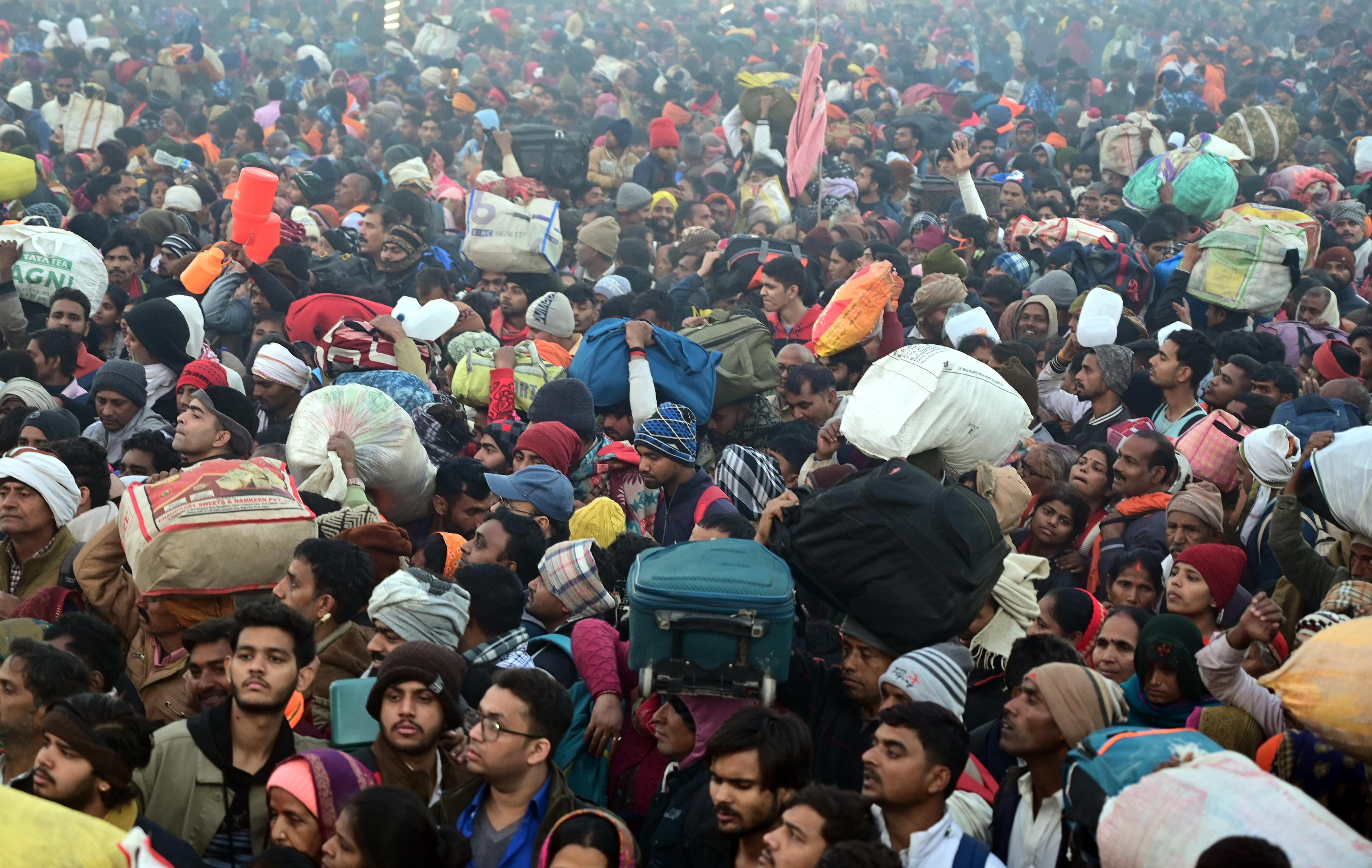 Docenas de muertes en estampida humana. FOTO: EFE/EPA/PRABHAT KUMAR VERMA