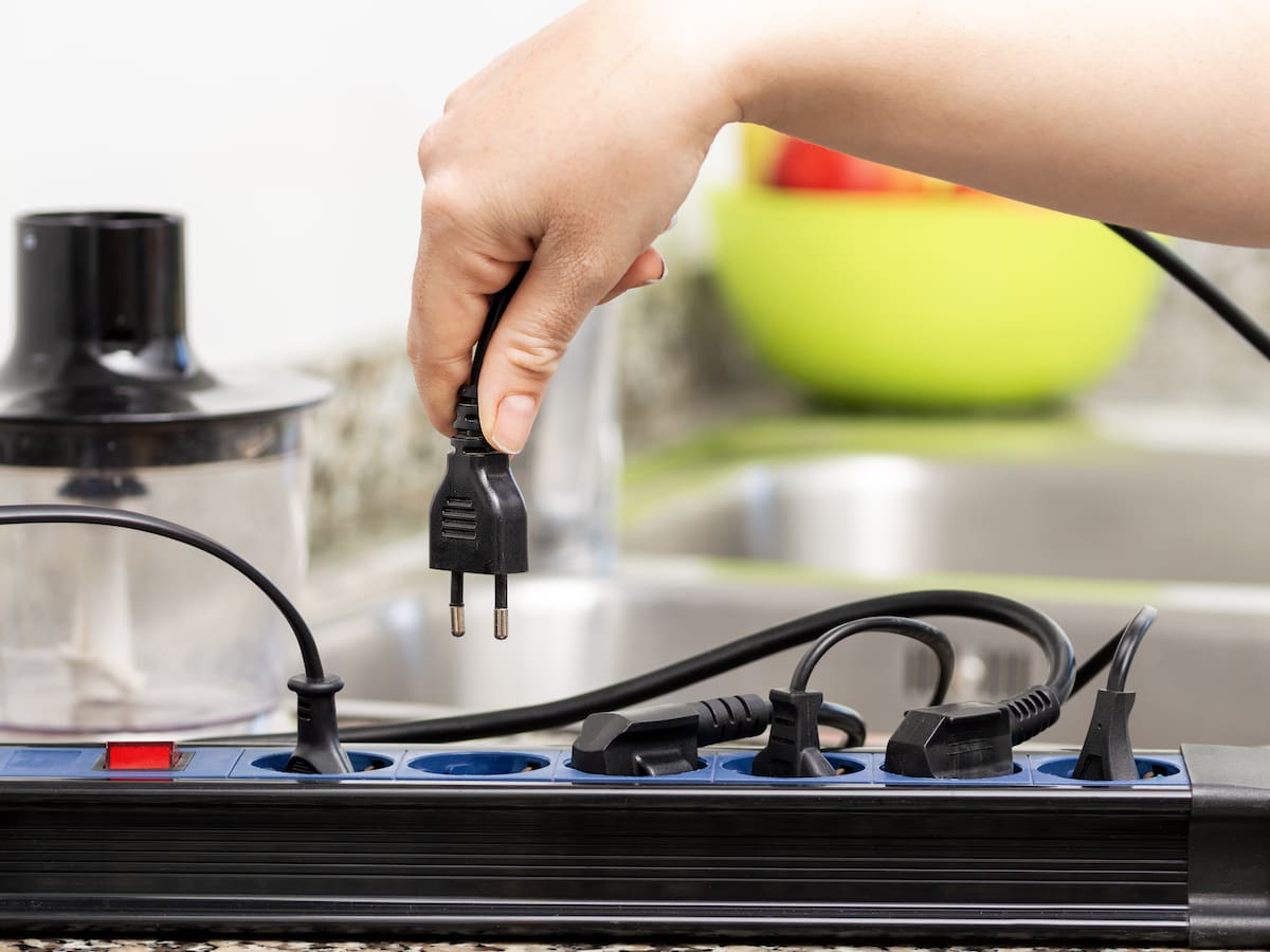 ¿Qué es el ‘consumo vampiro’? Así puede prevenirlo y ahorrar energía en su casa