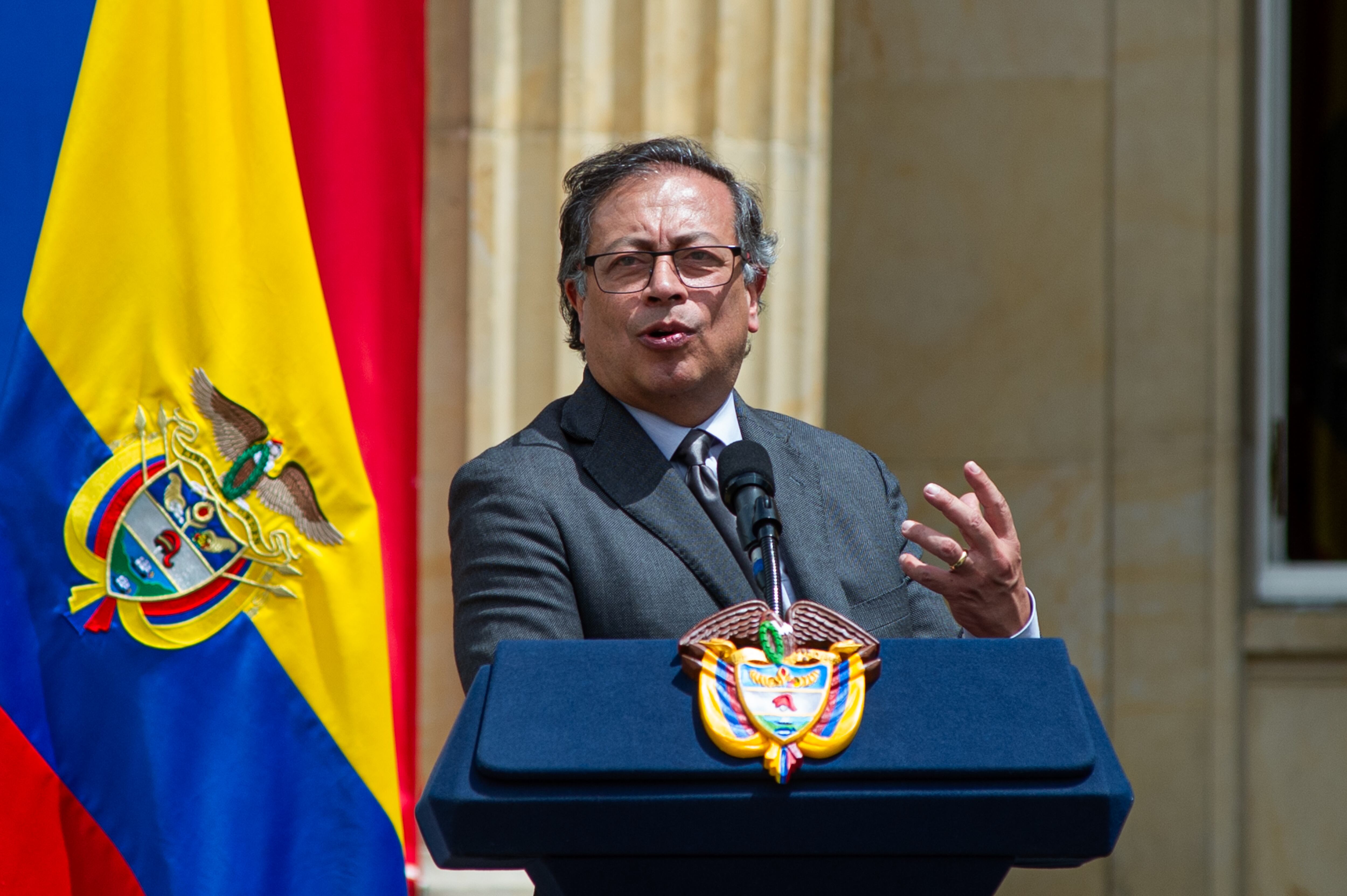 Gustavo Petro, presidente de Colombia, durante la ceremonia de honores a soldados indígenas en el Palacio de Nariño (Foto vía GettyImages)