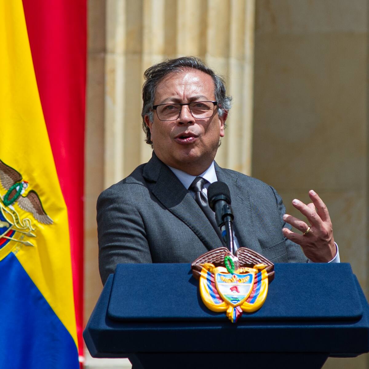 No es raqueteando jóvenes, es incautando toneladas y capturando capos: Petro