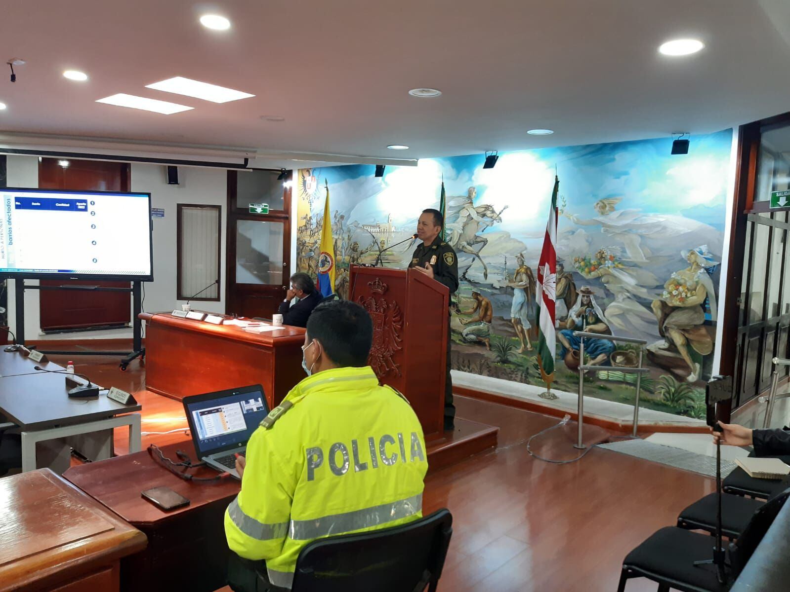 El oficial llegó hora y media tarde a la citación que le hizo el cabildo municipal.  Foto: W Radio. 