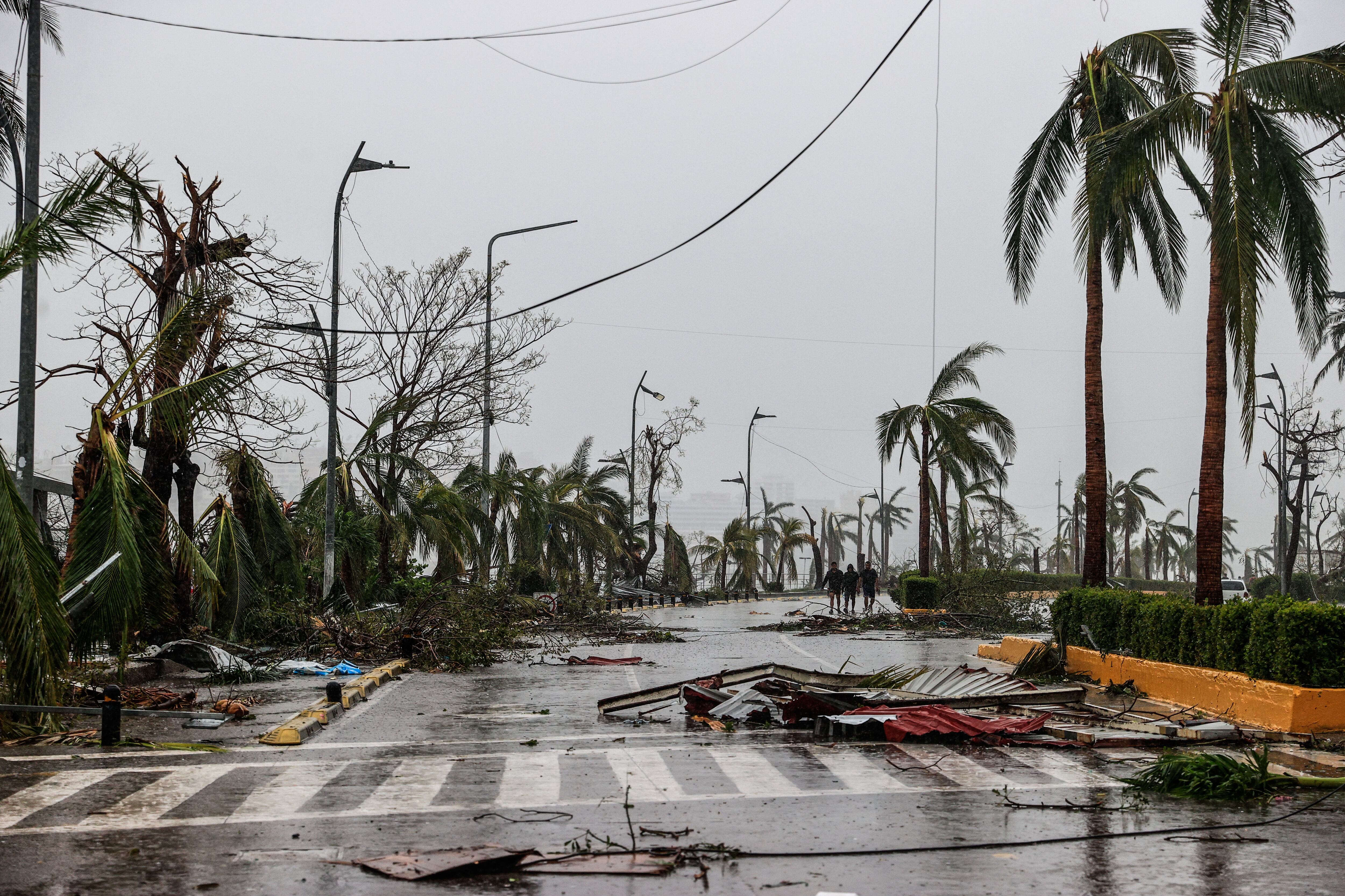 Fotografía de una calle afectada por el paso del huracán Otis en el balneario de Acapulco, en el estado de Guerrero (México). Foto: EFE/ David Guzmán