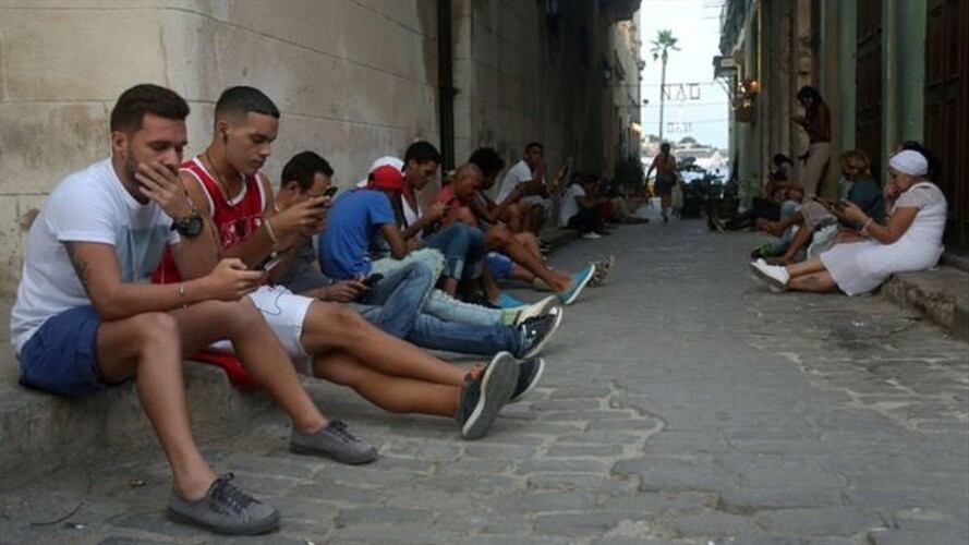 Muchos de los cubanos que se conectan a internet lo hacen a través de costosos puntos de acceso wifi.. Foto: BBC Mundo