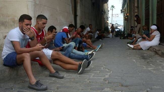 Muchos de los cubanos que se conectan a internet lo hacen a través de costosos puntos de acceso wifi.. Foto: BBC Mundo
