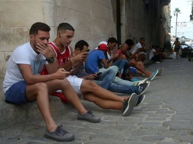 Muchos de los cubanos que se conectan a internet lo hacen a través de costosos puntos de acceso wifi.. Foto: BBC Mundo