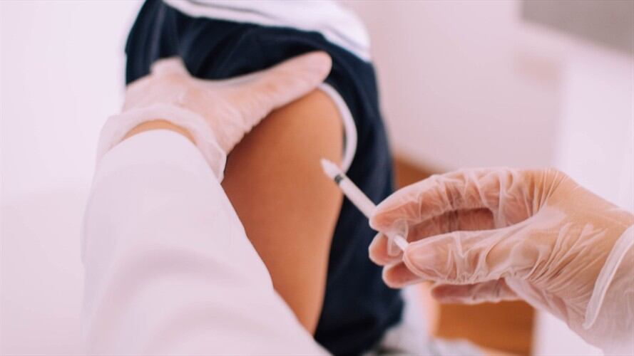 Así será la vacunación contra COVID-19 para menores de edad entre 3 y 11 años. Foto: Getty Images / KARL TAPALES