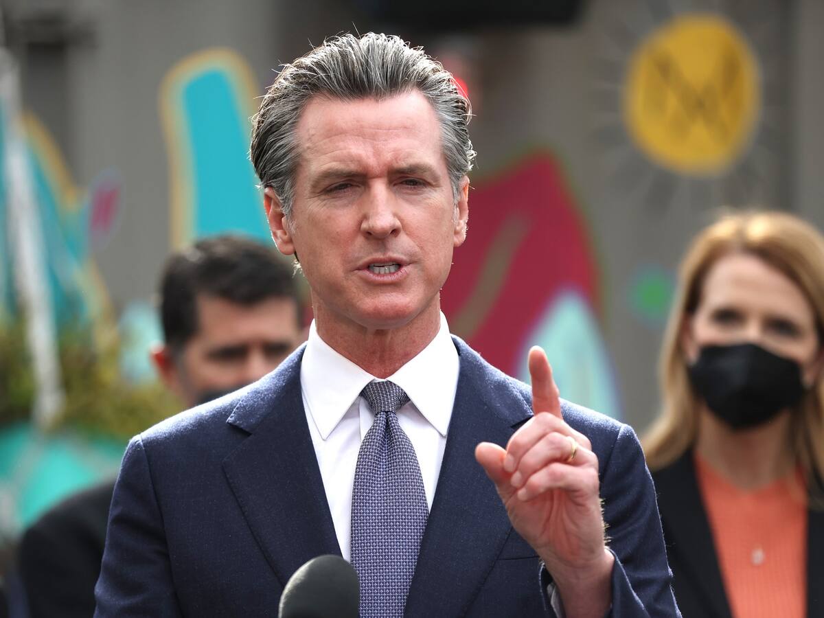 Gobernador de California indultó a mujer que mató a traficante sexual