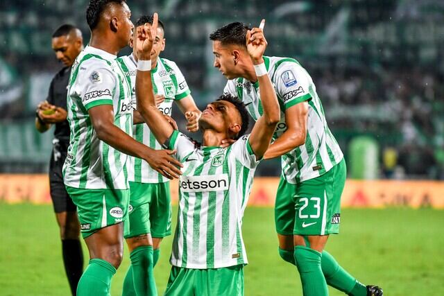 Jugadores de Atlético Nacional celebrando gol ante Millonarios. Foto: (Colprensa: David Jaramillo).
