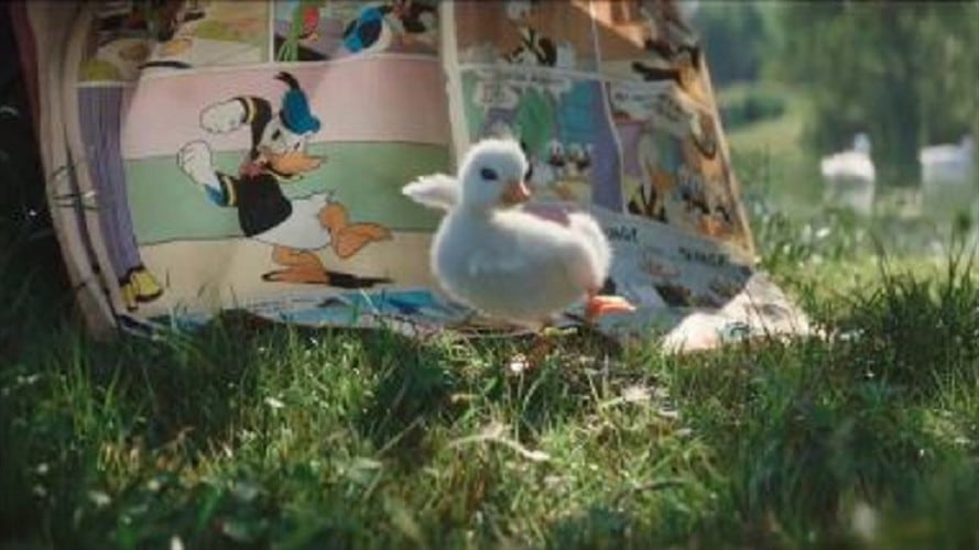 Pequeño patito logra conocer al pato Donald. Foto: Twitter @DisneylandParis