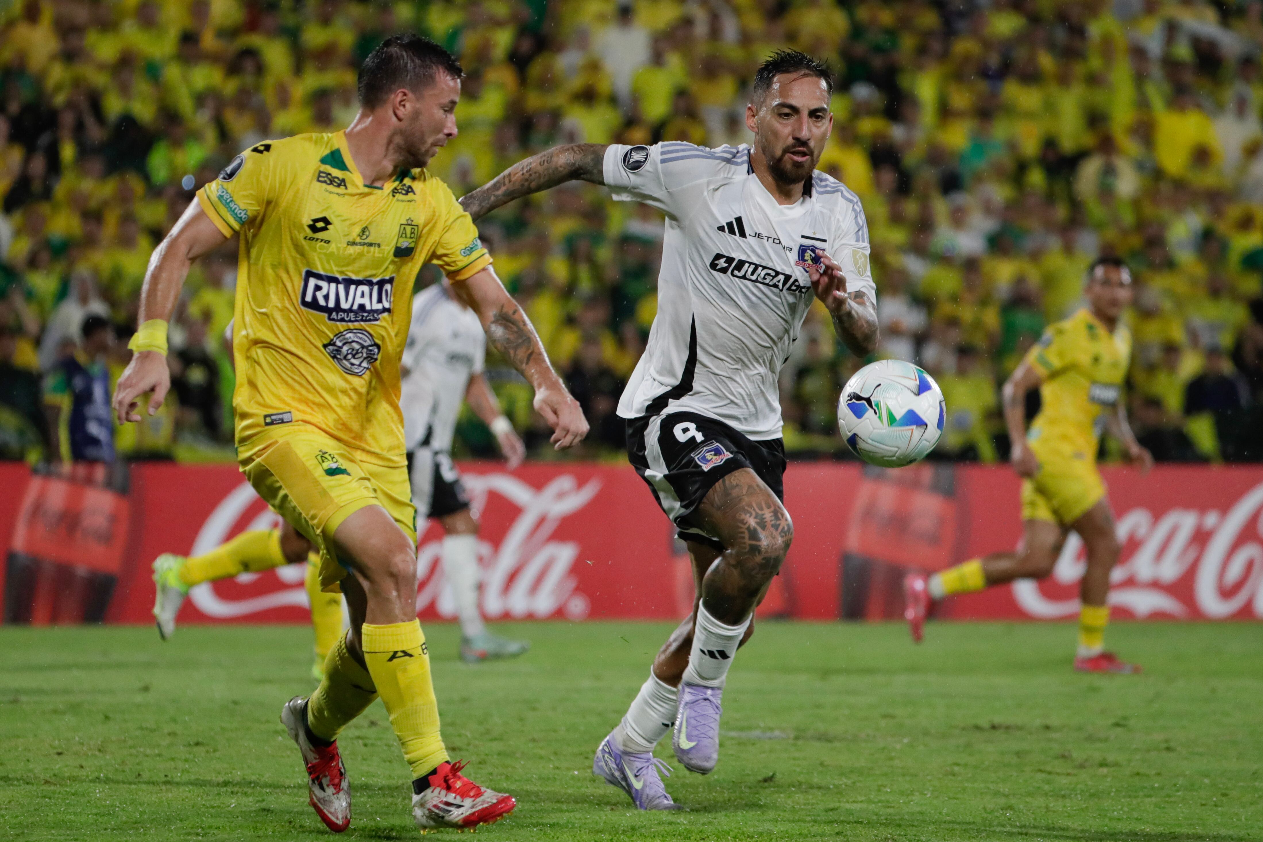 Luciano Daniel Pons de Bucaramanga disputa un balón con Javier Correa de Colo-Colo en el primer partido de la fase de grupos de la Copa Libertadores. FOTO: EFE/ Carlos Ortega