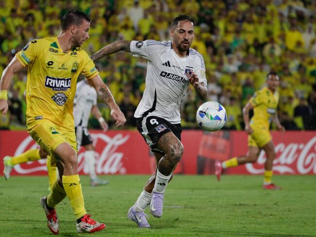 Luciano Daniel Pons de Bucaramanga disputa un balón con Javier Correa de Colo-Colo en el primer partido de la fase de grupos de la Copa Libertadores. FOTO: EFE/ Carlos Ortega