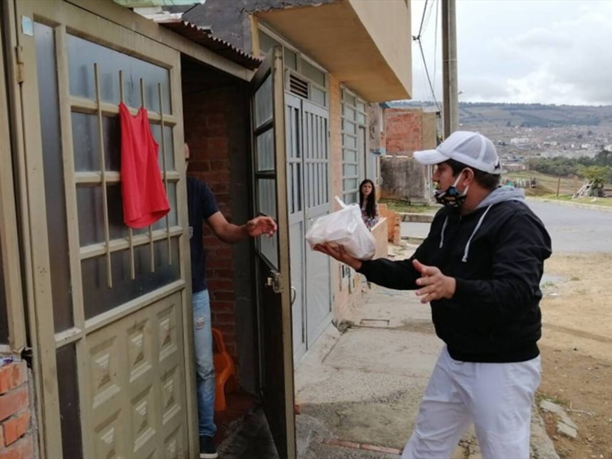 Un tolimense recorre veredas y barrios humildes de Tunja donando panes y tortas